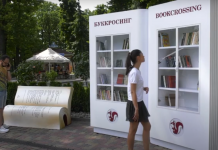 В парке Горького уже месяц работает уличная библиотека